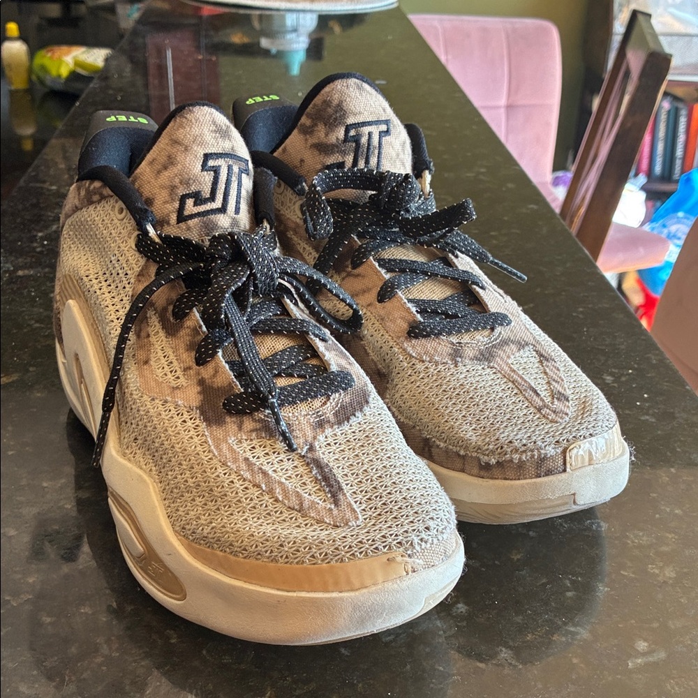 Jordan Jayson Tatum 1 GS tunnel walk basketball shoes